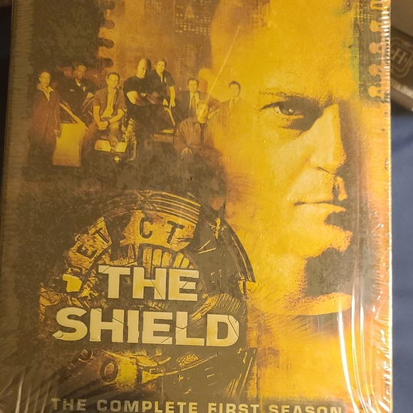 The Shield Box set Brandnew & Sealed. Seasons 1,2,3,4 complete Boxset - Picture 2 of 12